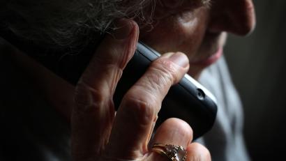 Symbolbild: Karl-Josef Hildenbrand/dpa
Eine 67-jährige Frau aus Amberg fällt auf Telefonbetrüger herein und wird um 6.000 Euro gebracht.