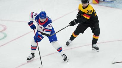 Bild: Carolyn Kaster/AP/dpa
Verteidiger Fabio Wagner steht trotz seiner langen Sperre in der DEL im Kader der Eishockey-Nationalmannschaft.