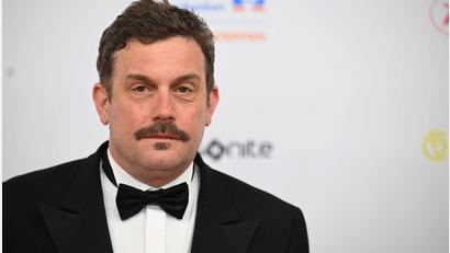 Bild: Felix Hörhager/dpa
Schauspieler Sebastian Bezzel (54) ist in Bayern geboren und lebt in Hamburg. (Archivbild)
