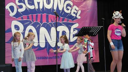 Bild: ld
Mit Begeisterung ließen sich die Kleinen zum Tanzen, Mitsingen und allerhand Späßen motivieren.