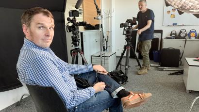 Bild: Gabi Schönberger
Redakteur Wolfgang Würth steht aktuell bei Oberpfalz-Medien im Fokus - und nimmt Platz für Filmaufnahmen. Der Grund: Mit seinem Beitrag für Oberpfalz-Medien hat der 47-Jährige den renommierten Herbert-Quandt-Preis gewonnen.