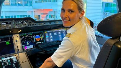 Bild: Johanna Thoma
An ihrem Arbeitsplatz: Lufthansa-Pilotin Johanna Thoma im Cockpit eines Airbus A350-900.