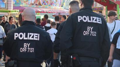 Bild: Kunz
Die Polizei und Securitykräfte sorgen auch in diesem Jahr für Sicherheit auf dem Festplatz in Weiden.
