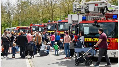 Archivbild: Petra Hartl
Das Wachfest Freiwilligen Feuerwehr Amberg wird am Sonntag zum 44. Mal veranstaltet. Jedes Mal kommen zahlreiche Besucher zur Feuerwache am Schießstätteweg.