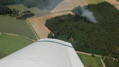 Archivbild: Houschka
So sieht es von oben aus, wenn die Luftbeobachter ihre Kreise ziehen und verdächtige Beobachtungen machen: Rauch dringt aus einem Waldstück. Das Feuer kann rasch um sich greifen. Dann ist Eile geboten, um anrückende Löscheinheiten in den oft unzugänglichen Forst zu lotsen.
