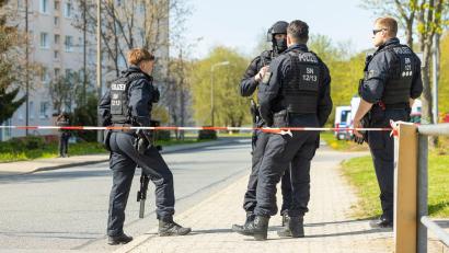 Bild: Jürgen Lösel/dpa
In Sachsen sind zwei Leichen und ein Schwerverletzter im Bereich eines Mehrfamilienhauses gefunden worden.