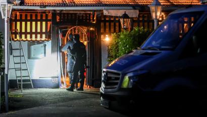 Bild: Christoph Reichwein/dpa
1.200 Polizisten sind bei der Razzia im Einsatz.