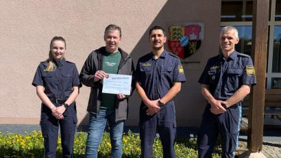 Bild: POW Dudko, VII. BPA, 73. AS
Die Polizeischüler Ebner (links) und Bodur (Zweiter von rechts) übergeben den Scheck gemeinsam mit ihrem Ausbilder, Hauptkommissar Breu (rechts), an Marco Kind von der Selbsthilfegruppe Krebskranker Kinder.