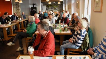 Bild: ubb
Aufmerksam lauschten die Gäste im Mehrgenerationenhaus Mitterteich den Vorlesern Berthold Kellner, Margot Konz und Florian Winklmüller (links).