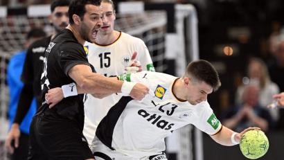 Bild: Federico Gambarini/dpa
Renars Uscins (r) soll vor einem Wechsel nach Frankreich stehen. (Archivbild)