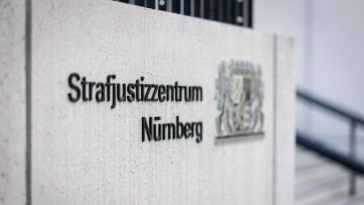 Bild: Daniel Karmann/dpa
Das Motiv für die Tat war demnach ein erbitterter Streit zwischen den beiden Familien, nachdem sich die junge Frau von dem heute 27-Jährigen getrennt hatte.