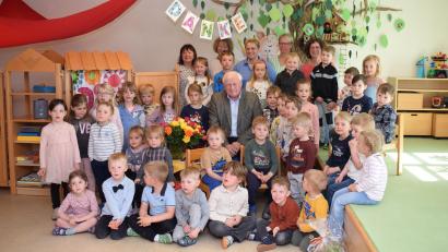 Bild: bnr
Mit einer emotionalen Feier verabschiedeten sich die Kinder und Erzieherinnen des Kindergarten St. Michael von Bürgermeister Johann Wilhelm.