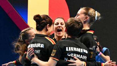 Bild: Manfred Schillings/dpa
Die deutschen Frauen jubeln nach dem EM-Finale. Ihr nächstes Ziel ist eine WM-Medaille. (Archivbild)