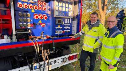 Bild: Michael Hitzek
Landrat Thomas Ebeling (links) und Dr. Egon Leo Westphal, Vorstandsvorsitzender der Bayernwerk AG, inspizierten das Notstromaggregat des THW Ortsverbands Schwandorf.