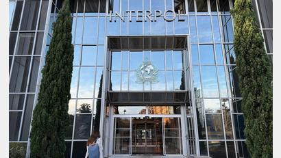 Bild: Rachel Sommer/dpa
Sitz von Interpol in Lyon (Archivbild). Vor mehr als 20 Jahren wurde ihre Leiche in einer Regentonne in Frankreich gefunden - nun ist die Frau identifiziert und ein Verdächtiger geschnappt.
