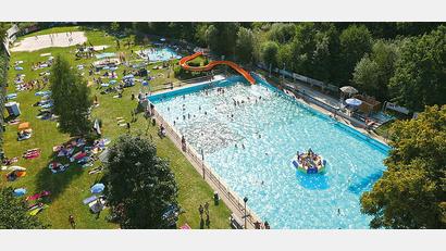 Bild: Fahrenholz
Das Freibad der Stadt Wunsiedel aus der Luft. Mit der nun bewilligten Bundesförderung kann die Stadt die nächsten Schritte der geplanten Sanierung konkret angehen.