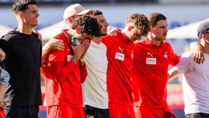 Bild: Tom Weller/dpa
Heidenheims Eren Dinkçi reagierte nach dem Spiel gegen den FC St. Pauli emotional.
