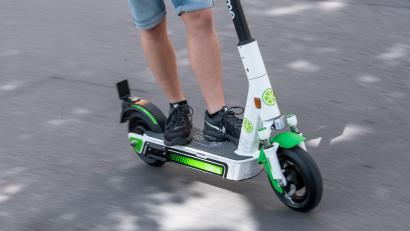 Symbolbild: Fabian Sommer/dpa
In Schwandorf ist ein E-Scooter-Fahrer gegen ein geparktes Auto gekracht und anschließend einfach abgehauen. Der Schaden beträgt rund 1000 Euro – die Polizei bittet Zeugen um Mithilfe.