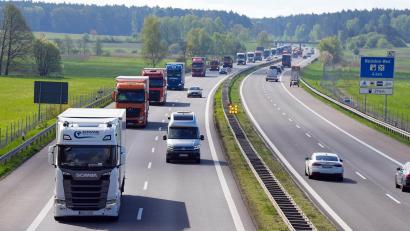 Bild: Soeren Stache/dpa
Die Dieselpreise steigen – und Speditionen schlagen Alarm. (Archivbild)