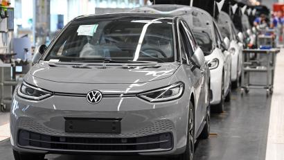 Bild: Hendrik Schmidt/dpa-Zentralbild/POOL/dpa
Der ID.3 hat den Spitzenplatz des häufigsten Elektroautos in Deutschland übernommen. (Archivbild)