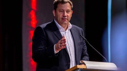 Bild: David Inderlied/dpa
Lars Klingbeil hat in Bielefeld bestätigt, dass es bei Gesprächen mit der CDU sehr laut wurde.