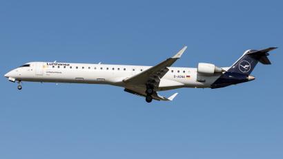 Archivbild: Kevin Hackert/exb
Der Jet vom Typ CRJ900 mit dem Kennzeichen D-ACNA hat den Namen der Stadt Amberg (vorne neben der Tür) rund 17 Jahre lang durch ganz Europa getragen. Ausgeliefert wurde die Maschine 2009 an Eurowings, 2015 folgte der Wechsel zu Lufthansa Cityline.