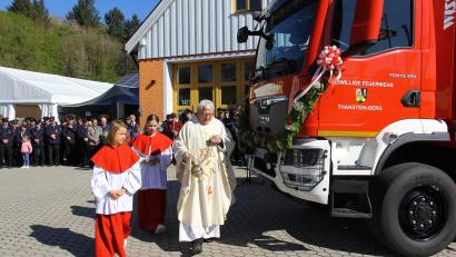 Bild: mnt
Der Pfarrer Eugen Wismeth spendete den Segen für das nagelneue und top ausgestattete Feuerwehr-Fahrzeug.