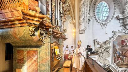 Bild: Peter Ringeisen
Mit Segensworten, Weihwasser und Weihrauch weihte Bischof Dr. Rudolf Voderholzer die neue Georgs-Orgel ein.