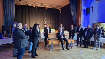 Bild: prh
Die Markträte schenken ihrem Bürgermeister "Lothar's Altbürgermeister Bankerl".