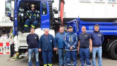 Bild: Kunz
Das Helferteam um Markus Koller (Zweiter von rechts) hat den Kipper in hunderten ehrenamtlichen Stunden umgebaut.
