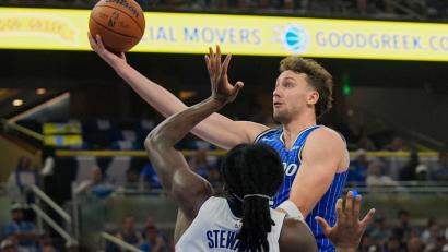 Bild: John Raoux/AP/dpa
Noch ist unklar, ob Franz Wagner (r) in der fünften Playoff-Partie gegen Detroit spielen kann.