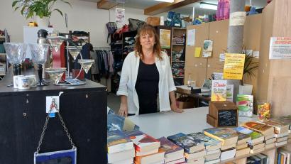 Bild: szl
Yvonne Müller betreibt ehrenamtlich seit zwei Jahren den Kleidertisch Erbendorf. Über den Zuspruch in ihrem Second-Hand-Laden ist sie mehr als zufrieden.