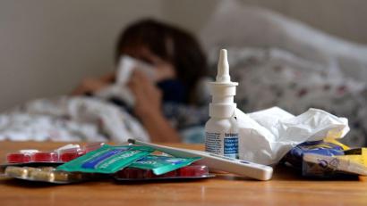 Symbolbild: Susann Prautsch/dpa
Laut Zahlen der AOK Bayern fiel der Krankenstand im Landkreis Neustadt/WN mit 6,8 Prozent im bayernweiten Vergleich hoch aus. Weiden hatte im vergangenen Jahr einen Krankenstand von 6,3 Prozent.