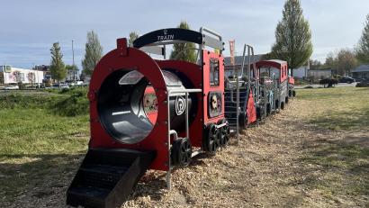 Bild: dob
Mit Liebe zum Detail wurde an der ehemaligen Bocklbahn-Haltestelle in Vohenstrauß ein Platz geschaffen, der nicht nur zum Spielen einlädt, sondern auch die Geschichte der einstigen Bahnstrecke lebendig werden lässt.