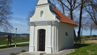 Bild: jr
Die Generalsanierung der Kirchberg-Kapelle am Ortsrand von Bad Neualbenreuth in Richtung Waldsassen ist abgeschlossen. Am Freitag, 1. Mai, erhält das Kirchlein den Segen.