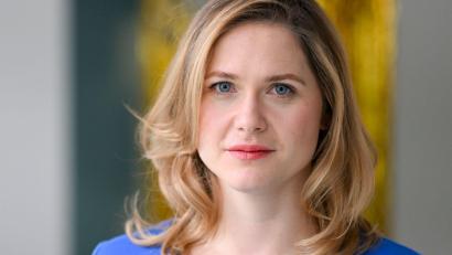 Bild: Jens Kalaene/dpa
Die Schauspielerin Laura Lippmann spielt die titelgebende Rolle in der neuen Sat.1-Vorabendserie „Frieda - Mit Feuer und Flamme“. (Archivbild)