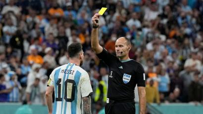 Bild: Ricardo Mazalan/AP/dpa
Weniger Gefahr für eine Gelbsperre: Hier wird Argentiniens Lionel Messi (l) bei der WM 2022 von Schiedsrichter Antonio Mateu Lahoz verwarnt. (Archivbild)
