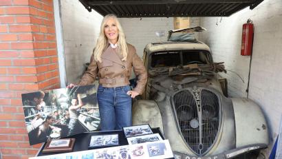 Bild: Marion Fedder/Wallocha/dpa
Marion Fedder, die Witwe von Jan Fedder hat den alten Peugeot 402 aus dem Filmklassiker „Das Boot“ in einer Garage gefunden.