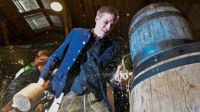 Bild: Peter Kneffel/dpa
Krause hat Erfahrungen damit, ein Giesinger-Fass anzustechen. (Archivbild)