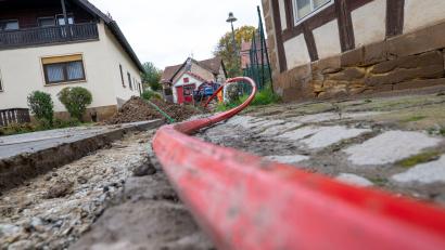 Bild: Pia Bayer/dpa
Beim Glasfaserausbau liegt Bayern nach einer Studie der bayerischen Wirtschaft hinter dem restlichen Deutschland zurück. (Archivbild)