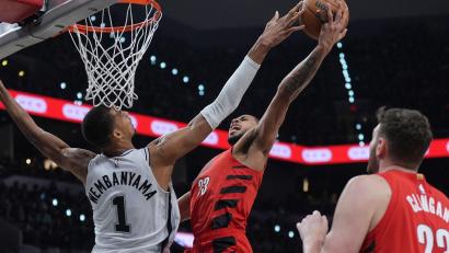 Bild: Eric Gay/AP/dpa
Wembanyama (links) führte die Spurs zum entscheidenden vierten Sieg gegen Portland.