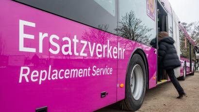 Bild: Armin Weigel/dpa
Die Bahnstrecke zwischen Obertraubling und Passau wird wegen Bauarbeiten seit Mitte Juni vorübergehend gesperrt. Es fahren Ersatzbusse. (Archivbild)