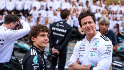 Bild: Luca Martini/SOPA Images via ZUMA Press Wire/dpa
Der Rennfahrer (l) und sein Förderer. (Archivbild)