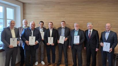 Bild: prh
Michael Ebenhöch, Lothar Müller, Hans-Dieter Dietl, Franz Wittmann, Thomas Richtmann, Dr. Marco Heß, Hubert Schwägerl, Reinald Roderer und Markus Preisinger (von rechts) wurden für 18-jährige Tätigkeit im Gemeinderat geehrt bzw. aus dem Gremium verabschiedet.