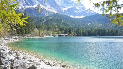 Bild: Malin Wunderlich/dpa
Die Gipfel des Wettersteingebirges bei Garmisch-Partenkirchen sind noch verschneit, doch in den Tälern wird es bis Freitag zunehmend wärmer.