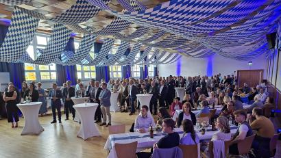 Bild: prh
Nahezu 200 Gäste geben Bürgermeister Lothar Müller die Ehre an seinem Abschiedsempfang.