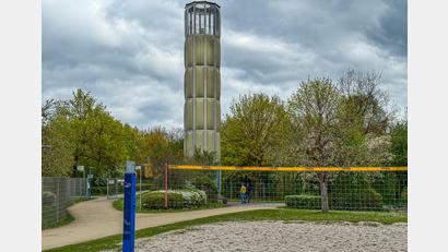 Bild: Stephan Huber
Auch wenn die 2002 eingesetzten Glasfaserelemente inzwischen ziemlich gelb geworden sind – aus der Ferne macht der Vesuna-Turm im Amberger Landesgartenschaugelände durchaus einen guten Eindruck.