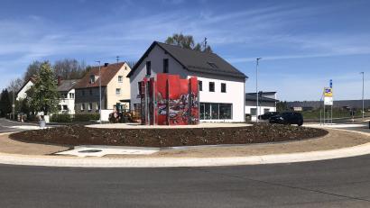 Bild: wro
Seit Ende vorigen Jahres dreht sich an der früheren Ampelkreuzung der Verkehr im Kreis. Den rot-weißen Schmuck, geschaffen von Erwin Otte, rechtfertigt Bürgermeister Toni Dutz mit "Kunst am Bau".