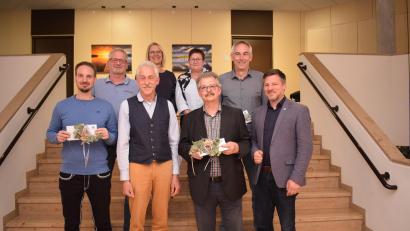 Bild: bnr
Zwei Markträtinnen und fünf Markträte werden dem neuen Marktrat Schwarzenfeld nicht mehr angehören. Im Bild vorne von links: Kilian Mauderer, Gerhard Peter, Hans-Peter Hierl und Bürgermeister Peter Neumeier. Hintere Reihe von links: Manfred Kurz, Susanne Lindner, Birgitt Hasenkopf, Martin Bauer.