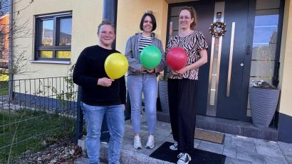 Bild: san
Ramona Reiche, Melanie Roppert und Louisa Hebauer (von links) sind die drei Organisatorinnen des ersten Edelsfelder Dorfflohmarkts. Sie haben schon mal die Luftballons hergerichtet. Damit nämlich sollen diejenigen, die als Verkäufer mitmachen, ihre Grundstücke am Samstag, 16. Mai, markieren, um für die Käufer gut sichtbar zu sein.